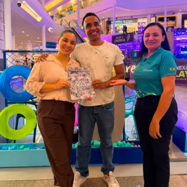 Novos sócios fundadores com o certificado no ponto de venda