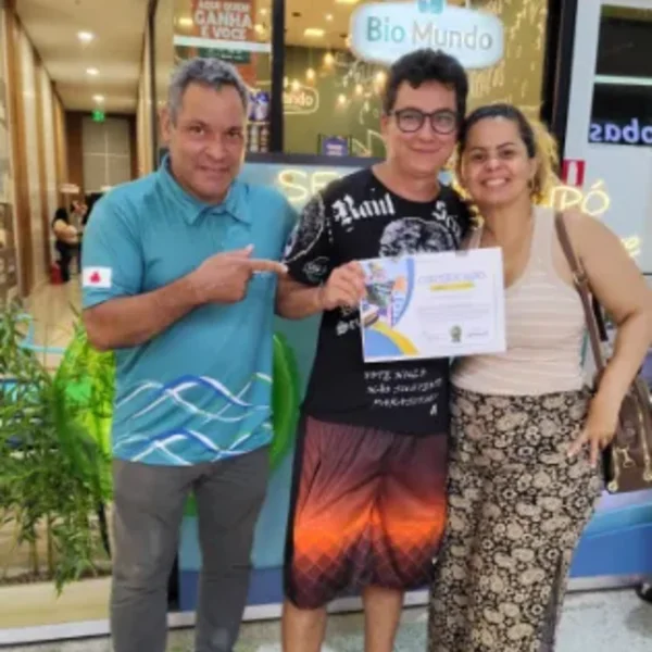 Novos sócios fundadores com o certificado no ponto de venda