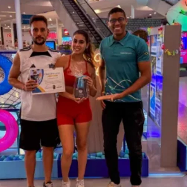 Novos sócios fundadores com o certificado no ponto de venda